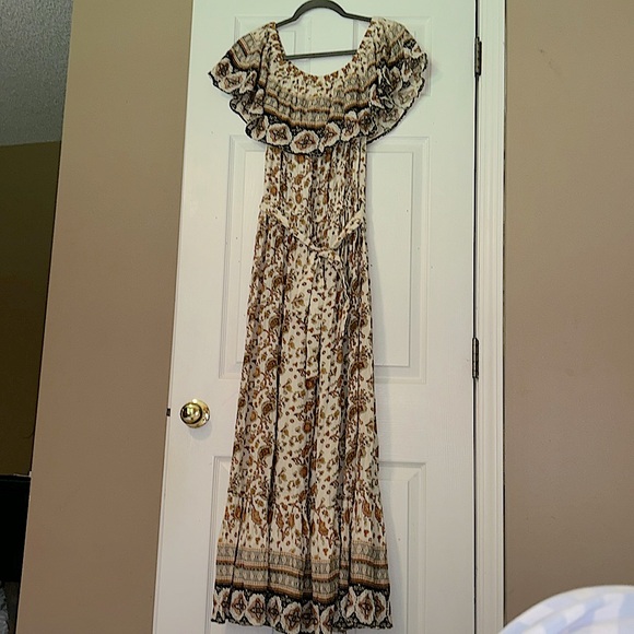 Like new off the shoulder maxi dress size 1X. Never worn - Picture 2 of 6